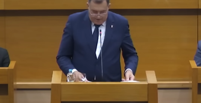 Dodik u parlamentu Srpske / Skrinšot