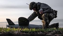 Украјински војник ради на беспилотној летелици / УКР МО