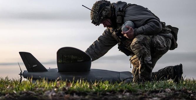 Украјински војник ради на беспилотној летелици / УКР МО