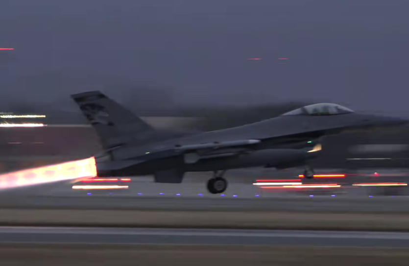Uzletanje moćnog F-16 / Skrinšot